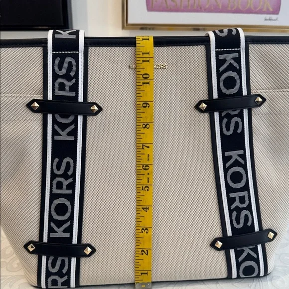 Stunning Michael Kors Large Tote - Picture 12 of 15